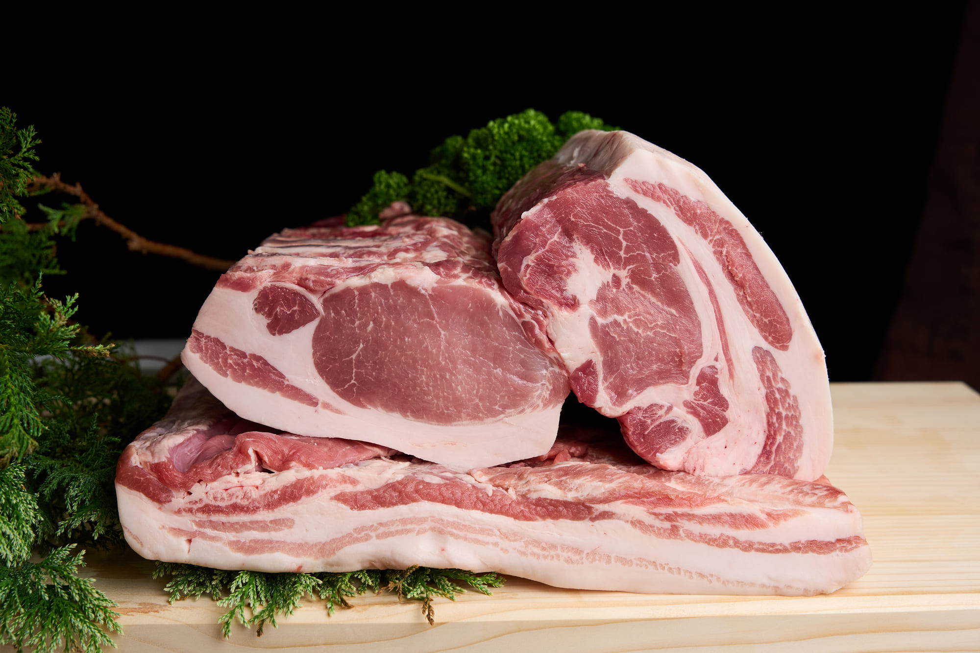 豚肉の常識を覆す、極上の甘みと柔らかさ。
選び抜いた血統、荏胡麻（えごま）の恵み、そして5日間の熟成が生む奇跡。